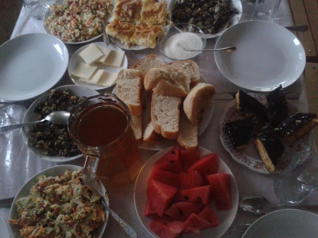 Mariana'S Guest House Mestia Bagian luar foto