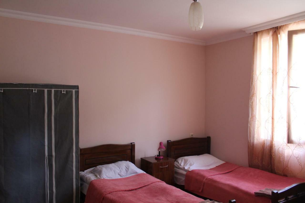 Mariana'S Guest House Mestia Bagian luar foto